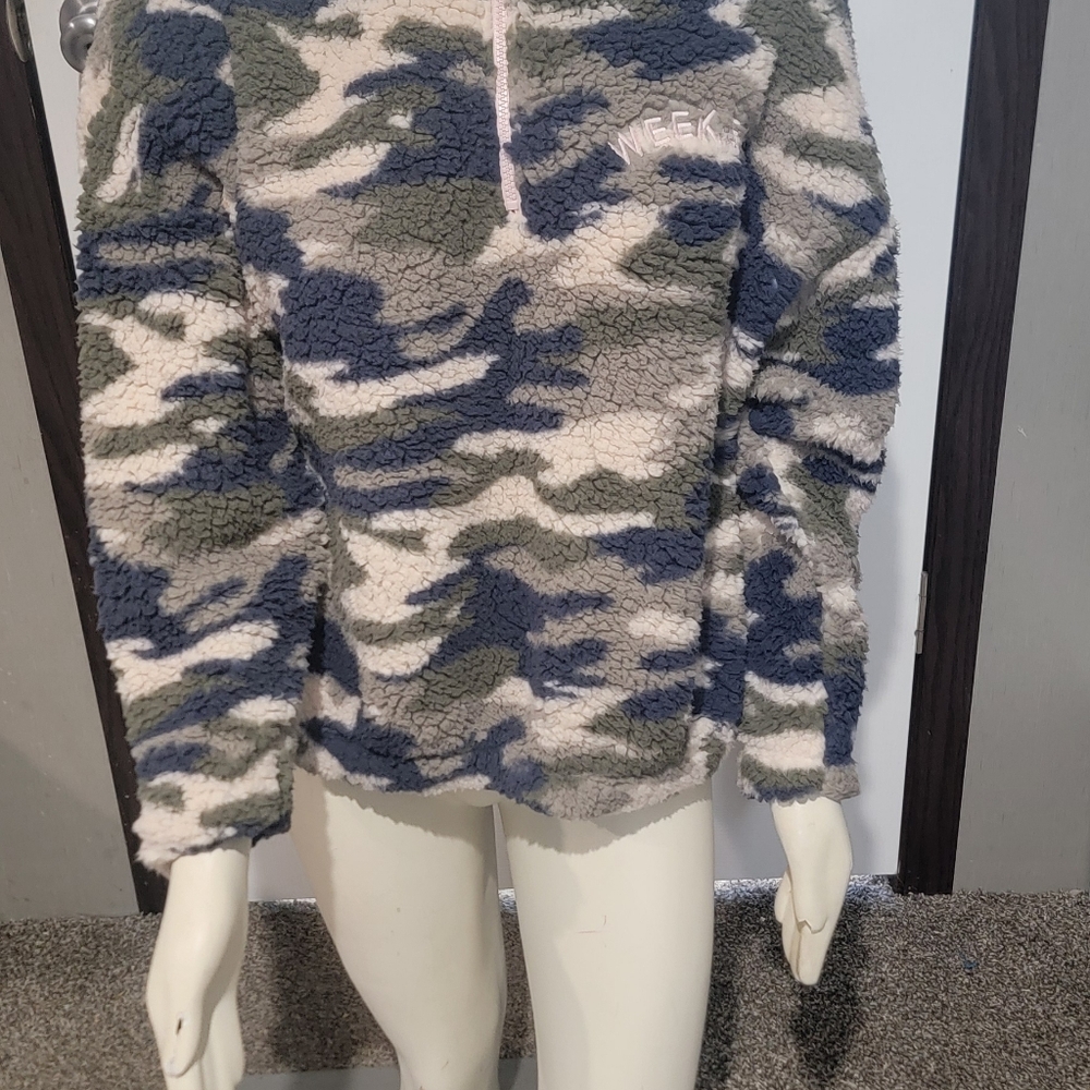 Blue and Green Zip Up Sweater with Camouflage Pattern - Picture 2 of 9